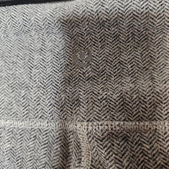 Like New Lululemon Women's Gray/Textered Activewear Leggings Size 6 - Picture 4 of 7